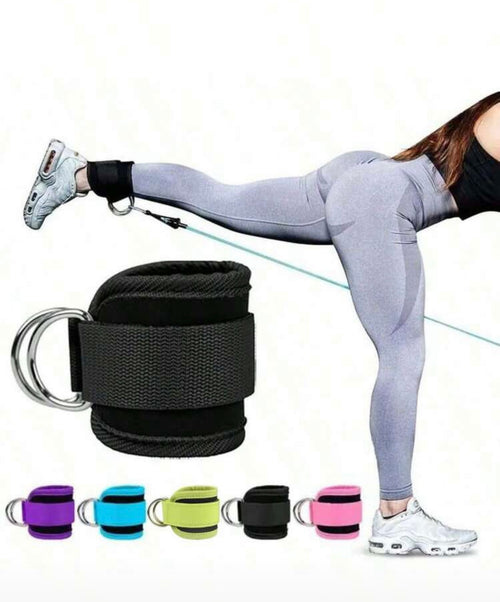 Vrouw met Ankle Straps in gebruik voor leg workout met weerstandsband, gekleed in sportoutfit.